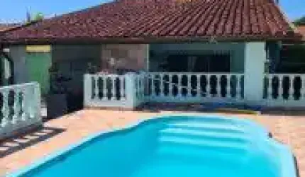 Excelente casa no Jardim das Palmeiras em Itanhaém, lado praia em rua calçada - Possui edícula, área de lazer com churrasqueira, piscina e lavanderia.