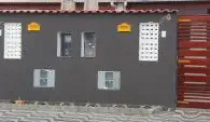 Excelente casa no bairro Savoy em Itanhaém, localizado lado serra em rua calçada. Possui churrasqueira, ducha de praia e piscina.