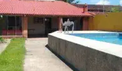 Ótima casa no bairro Balneário Gaivota, em Itanhaém - lado praia em rua calçada.