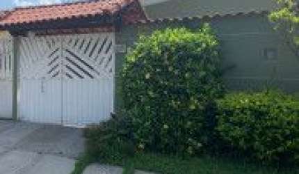 Belíssima casa no Jardim das Palmeiras, em Itanhaém - ficando lado praia em rua calçada.