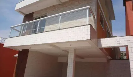 Casa de condomínio de 03 dormitórios em São Vicente .