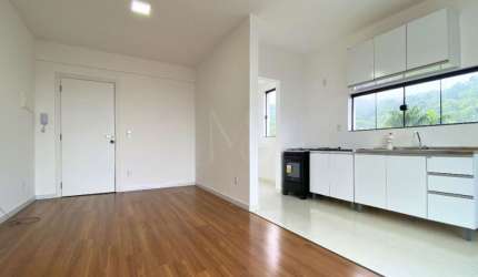 Apartamento Charmoso: Seu Novo Lar no Iririú!