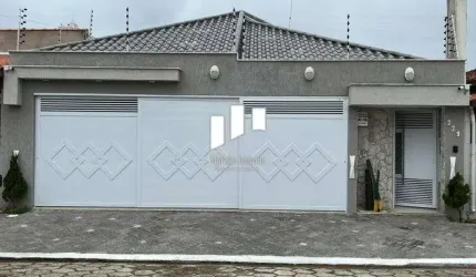 Casa alto padrão com 3 suítes e piscina em Praia Grande SP.