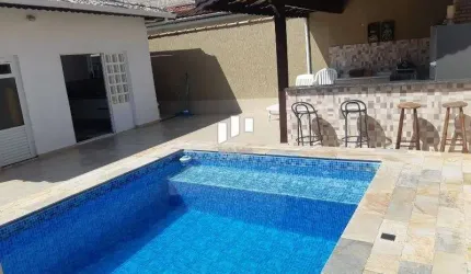 Casa isolada com piscina em Praia Grande SP.