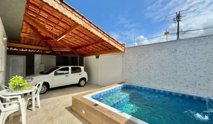 Casa com piscina a poucos metros da praia na Ocian em Praia Grande.
