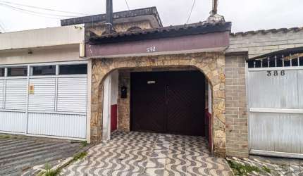 Casa de 2 dormitórios em condomínio no Boqueirão em Praia Grande