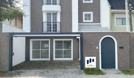 Imperdível! Casa Alto Padrão à venda no Centro de Pinhais-PR com 3 quartos, 1 suíte, 1 sala, 3 banheiros, 2 vagas de garagem. Confira!