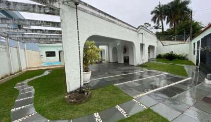 Imperdível: Casa à venda em Praia Grande-SP, no bairro Solemar, com 5 quartos, 2 suítes, 3 salas, 3 banheiros, 6 vagas de garagem e 372,00 m² de área.