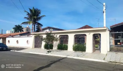 Imperdível casa à venda em Praia Grande-SP, no bairro Flórida: 4 quartos, 3 suítes, 1 sala, 4 banheiros, 6 vagas, 264m².
