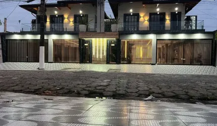 Casa à venda em Praia Grande-SP, bairro Maracanã! 2 quartos, 1 sala, 1 banheiro, 1 vaga de garagem, 60,44 m².