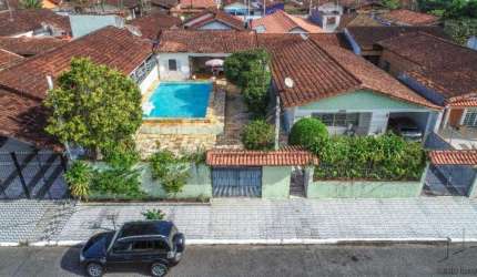 Casa à Venda em Praia Grande-SP: 3 Quartos, 1 Sala, 3 Banheiros, 10 Vagas de Garagem, 236,63 m² de Área no Bairro Real.