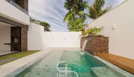 Sobrado com piscina à venda perto da praia