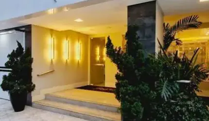 Amplo apto com 03 dormitórios, ampla sala c/ churrasqueira em Balneário Camboriú