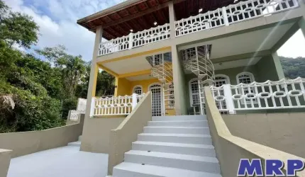 Casa com vista mar à venda na Lagoinha em Ubatuba, em condomínio, oportunidade.
