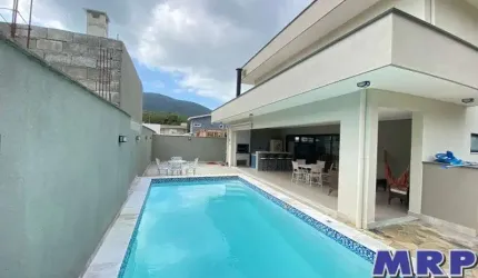 Casa à venda em Ubatuba. Praia da Lagoinha. Condomínio fechado. 4 dormitórios. Com piscina.