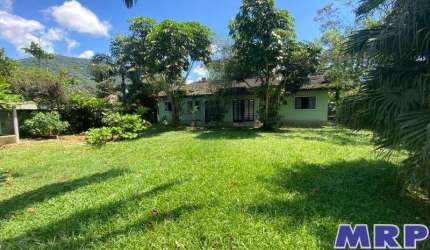 Casa a venda em Ubatuba no bairro da Lagoinha a 800 metros da praia e 450 metros da Rodovia.