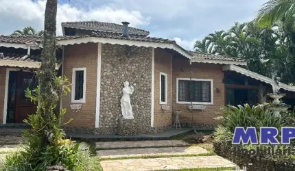 Casa com 4 dormitórios, sendo 3 suítes, com piscina, Jacuzzi, forno a lenha e churrasqueira. Condomínio fechado
