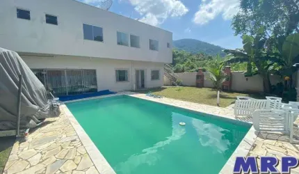 Praia da Lagoinha em Ubatuba. Casa com 6 Flats à venda. Ideal para locações.