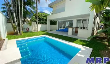 Casa à venda na Praia da Lagoinha em Ubatuba, Condomínio. Casa alto padrão.