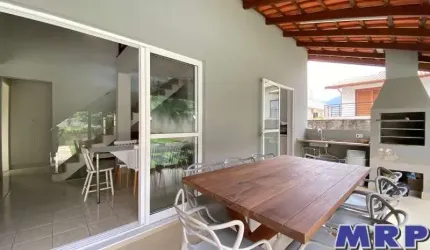 Casa à venda na Praia da Lagoinha em Ubatuba, com piscina. 4 dormitórios. Condomínio fechado