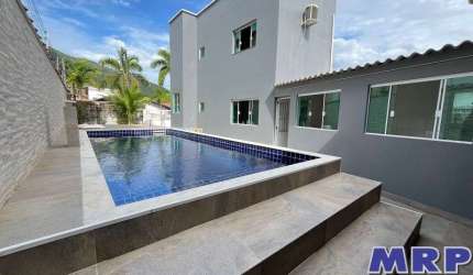 Casa á venda em Ubatuba, Praia de Maranduba. Com edícula e piscina.