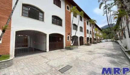 Sobrado à venda em Ubatuba. A 130 metros da Praia do Lázaro. Aceita financiamento bancário. 3 suítes.
