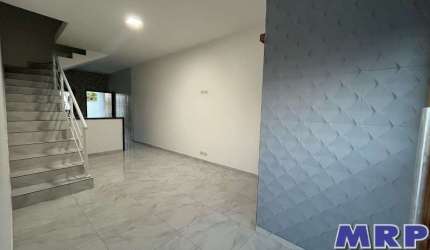 Imóvel novo a venda em Caraguatatuba com 2 suítes, localizado em rua pavimentada no bairro do Golfinhos.