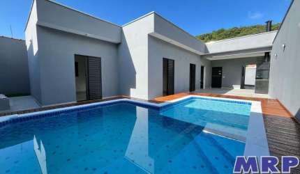 Casa a venda em Caraguatatuba no bairro do Massaguaçu com 3 dormitórios e piscina !