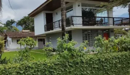 Casa em Ubatuba, de frente para a Marginal e a Rodovia  na Praia da Maranduba