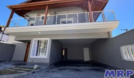 Casa à venda em Ubatuba, com 3 suítes, aceita financiamento bancário. Praia da Maranduba