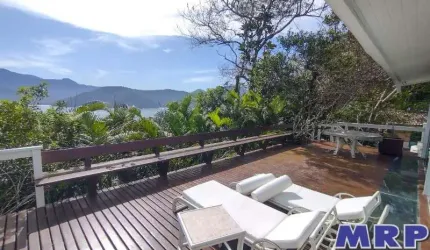 Casa com vista mar á venda na Praia Vermelha do Sul em Ubatuba. Condomínio fechado. 4 suítes.