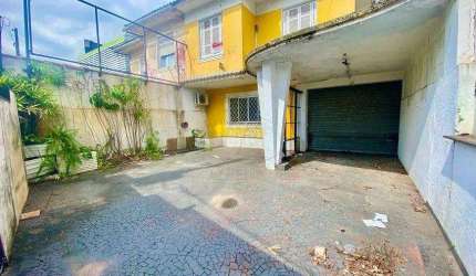 Casa à venda no Embaré em Santos