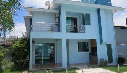 CASA COM 03 DORMITORIOS - 210 M²