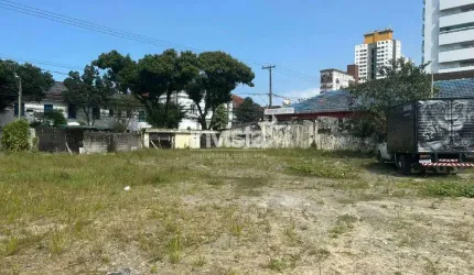 Terreno de esquina para aluguel no bairro do Macuco em Santos