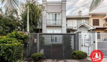 Sobrado de 454,00 m², 3 suítes,4 vagas e piscina.