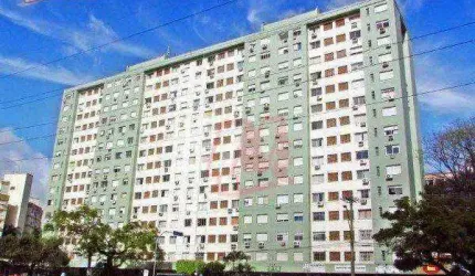 Na avenida Ipiranga, 1 dormitório, reformado, elevador e infra-estrutura.