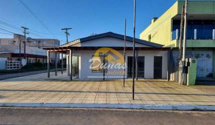PONTO COMERCIAL PRÓXIMO DO MAR EM OÁSIS