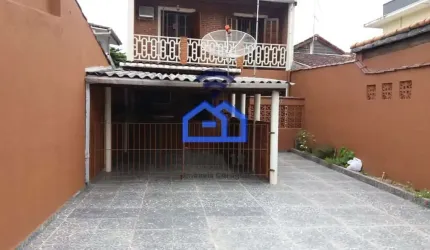 Ótimo Sobrado à Venda no Bairro Indaiá em Caraguatatuba, SP: Amplo Quintal, Churrasqueira e Ótima L
