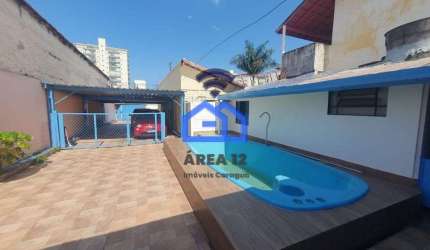 Casa à Venda no Centro com 3 dormitórios, sendo 1 suíte, sala ampla, cozinha, 4 vagas de garagem em
