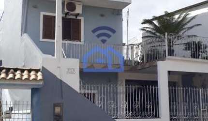 Sobrado à venda no bairro do Tinga com 2 dormitórios, sala, cozinha, banheiro, área de serviço e qu