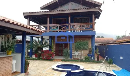 Sobrado à venda no bairro do Massaguaçu - 4 suítes, 4 salas, garagem para 3 carros, piscina e cozin