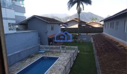 Sobrado à venda no bairro Jardim Primavera em Caraguatatuba, 2 dormitórios sendo 1 suíte, garagem c