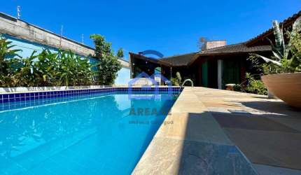 Casa à venda no bairro Prainha em Caraguatatuba, a 300 metros da praia com 4 dormitórios, sendo 3 s