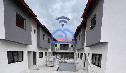 Sobrado à venda no bairro Cidade Jardim em Caraguatatuba, SP - 2 suítes, sala ampla, cozinha e área