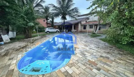 Casa à venda no bairro do Indaiá, com 03 dormitórios, sendo 01 suíte, piscina e quintal amplo em Ca