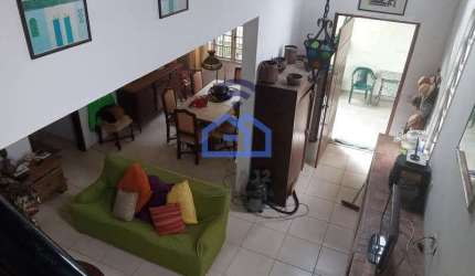 Sobrado à venda no bairro Golfinho em Caraguatatuba, SP - 3 dormitórios sendo 2 suítes, 2 banheiros