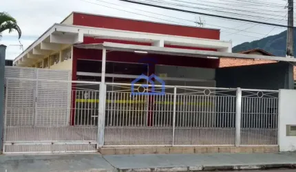 Prédio Comercial à venda no Centro de Caraguatatuba: Em Ótima Localização com Salas Versáteis e Edí