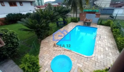 Sobrado à venda em condomínio no bairro Martim de Sá em Caraguatatuba, SP - 2 dormitórios com sacad