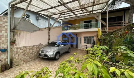 Sobrado à venda no bairro Massaguaçu em Caraguatatuba, SP - 3 suítes, sala, cozinha, lavabo + Edícu