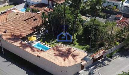 Casa à venda no bairro Praia das Palmeiras em Caraguatatuba, SP - a 50 metros da praia com 4 dormit